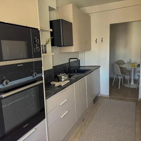 A Beautiful Renovated In Center Huoneisto